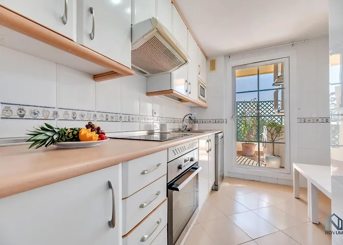 Cozy 2 Bdrm W Sea Views Next To Puerto Banus *