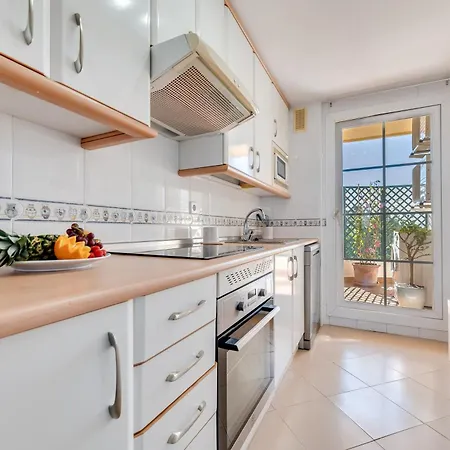 Cozy 2 Bdrm W Sea Views Next To Puerto Banus *