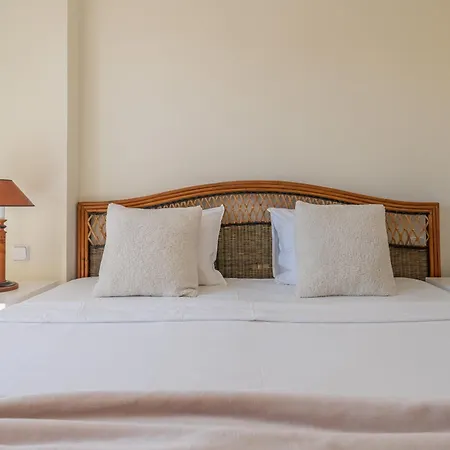 Cozy 2 Bdrm W Sea Views Next To Puerto Banus *