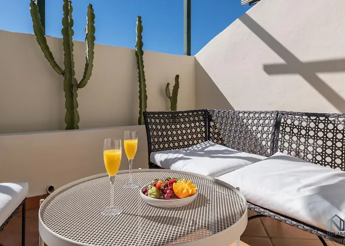 Cozy 2 Bdrm W Sea Views Next To Puerto Banus *