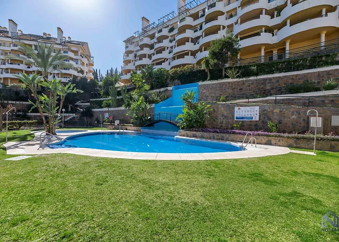 Cozy 2 Bdrm W Sea Views Next To Puerto Banus *